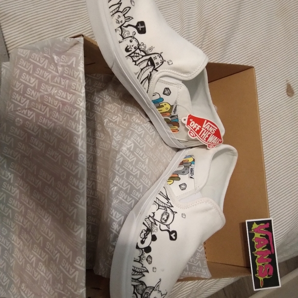 Custom vans hand drawn and painted - Picture 2 of 7